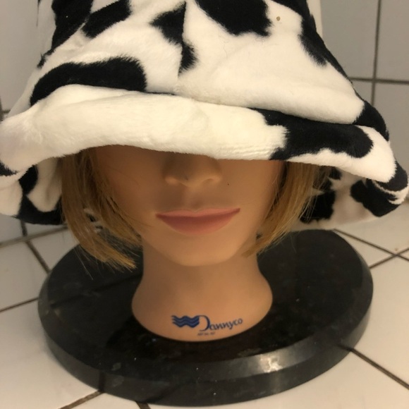 Black and White Beret Hat for those special occasions. Lovely hat to dress up. - Picture 5 of 9